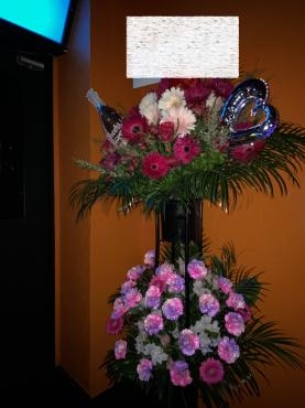 開店祝スタンド花２段　バルーン付「千草園足立店」（東京都足立区の花屋）のギャラリー写真
